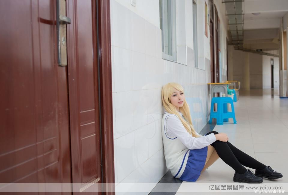 校园清纯妹子制服诱惑的另类性感cosplay