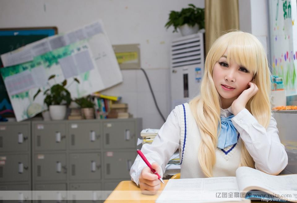 校园清纯妹子制服诱惑的另类性感cosplay