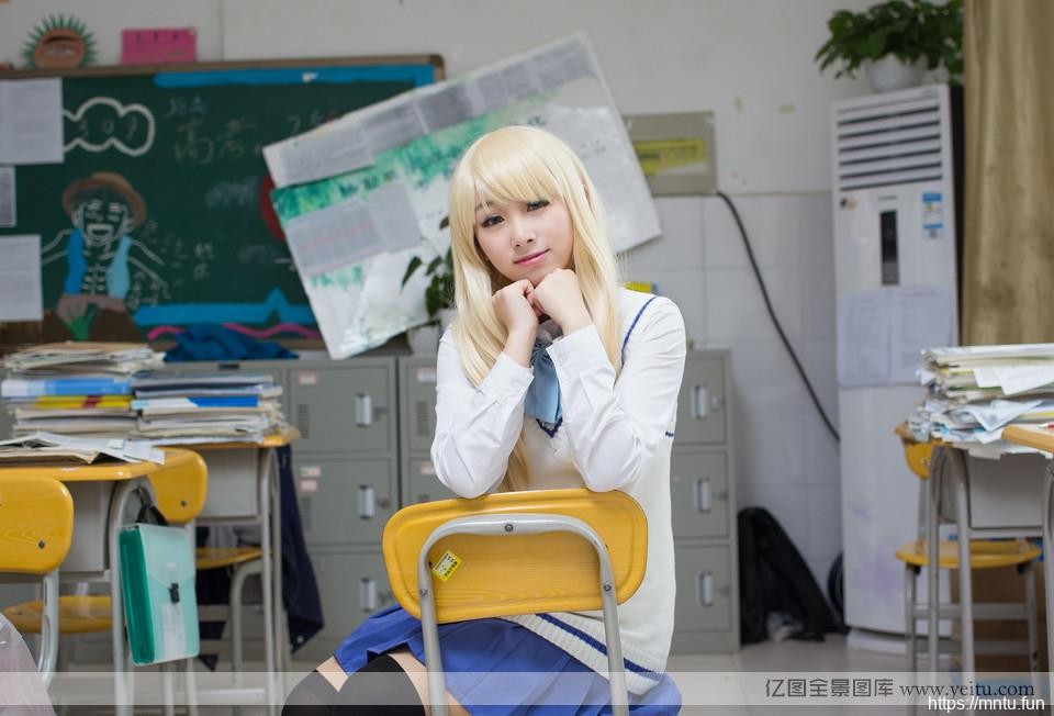 校园清纯妹子制服诱惑的另类性感cosplay