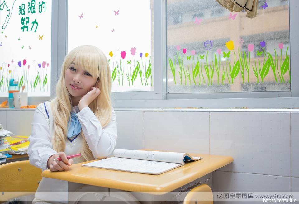 校园清纯妹子制服诱惑的另类性感cosplay