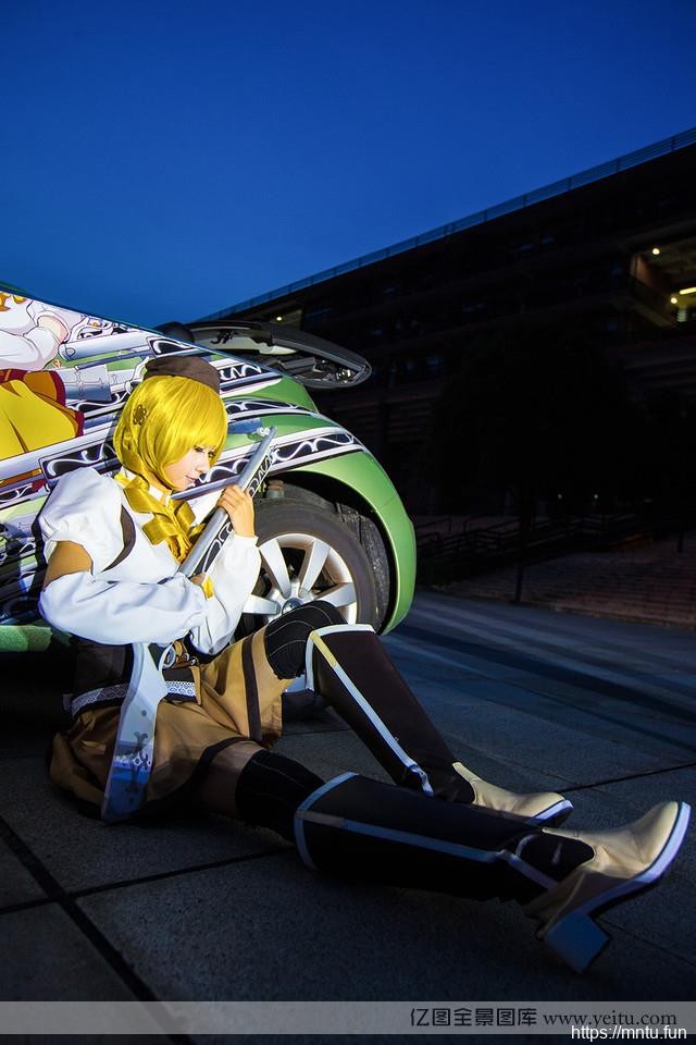 性感学姐巴麻美车展上的COS