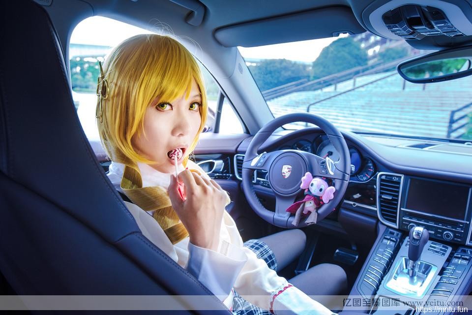 性感学姐巴麻美车展上的COS