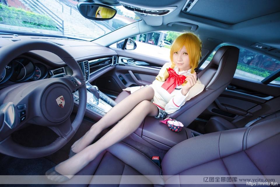 性感学姐巴麻美车展上的COS