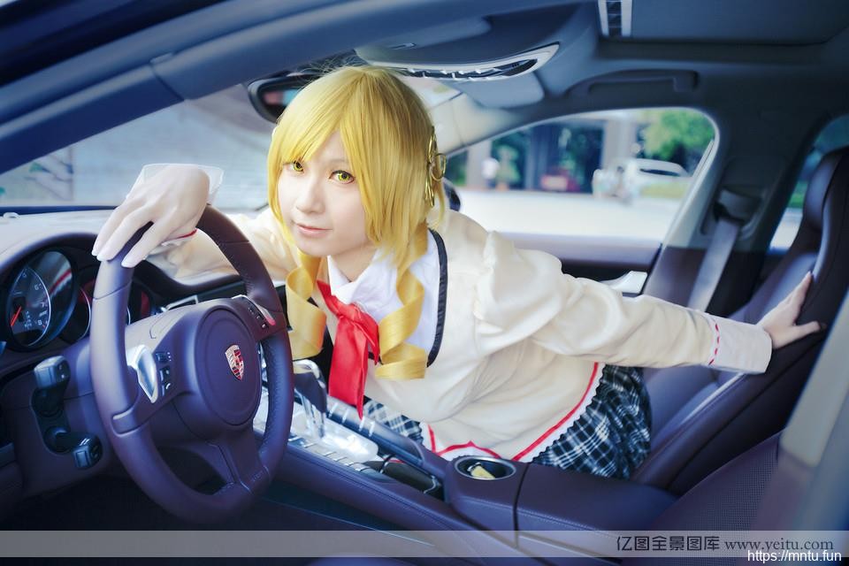 性感学姐巴麻美车展上的COS