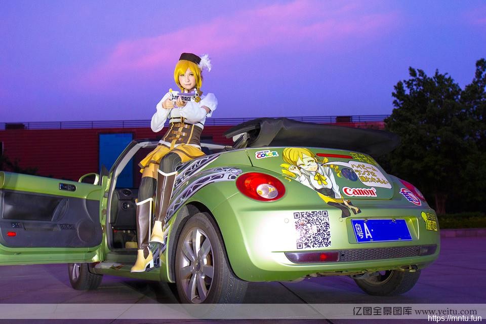 性感学姐巴麻美车展上的COS