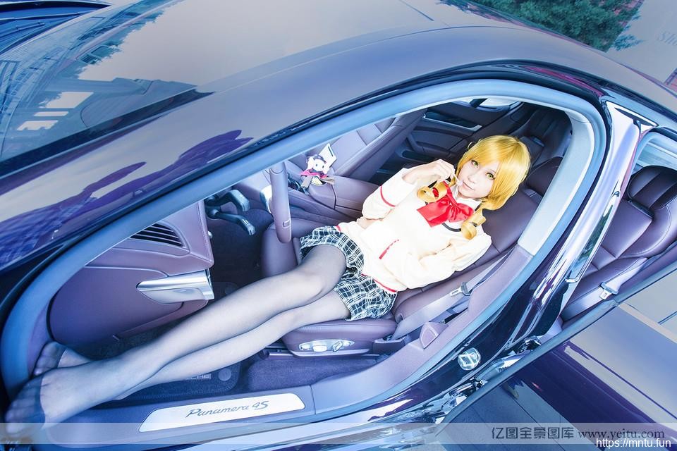 性感学姐巴麻美车展上的COS