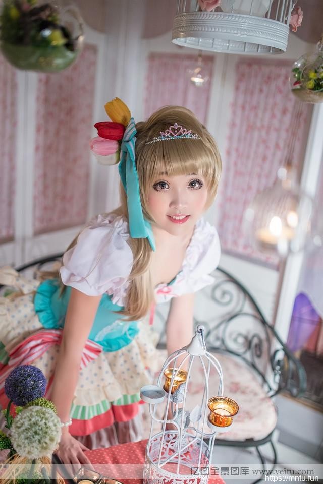 清纯美眉室内性感cosplay