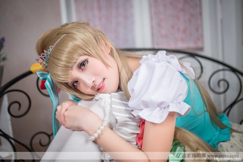 清纯美眉室内性感cosplay