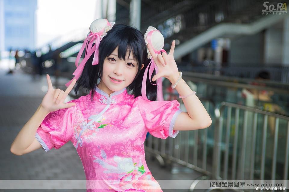 动漫展上可爱卖萌妹子古装cosplay