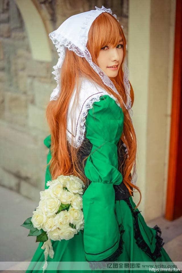 蔷薇花下的清纯少女女仆装cosplay