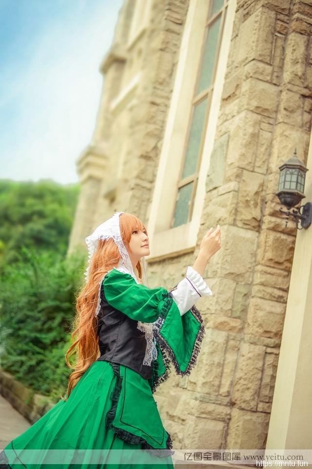 蔷薇花下的清纯少女女仆装cosplay