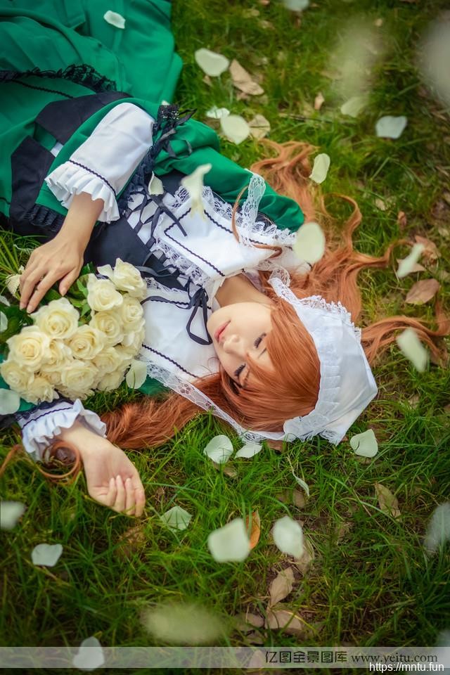 蔷薇花下的清纯少女女仆装cosplay