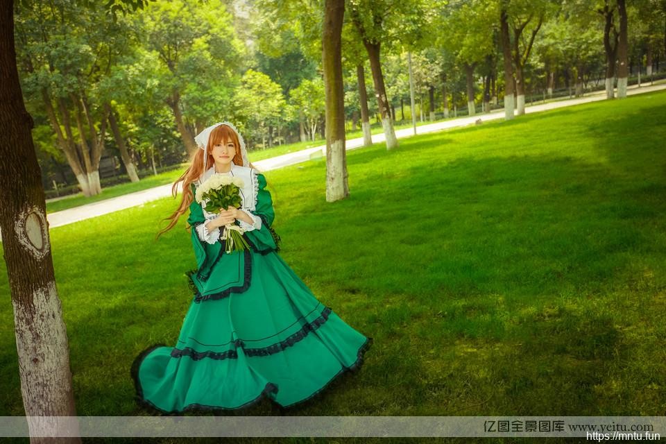 蔷薇花下的清纯少女女仆装cosplay