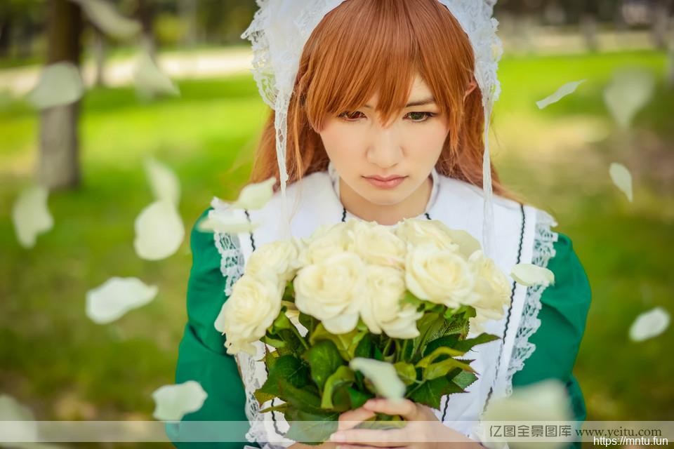 蔷薇花下的清纯少女女仆装cosplay