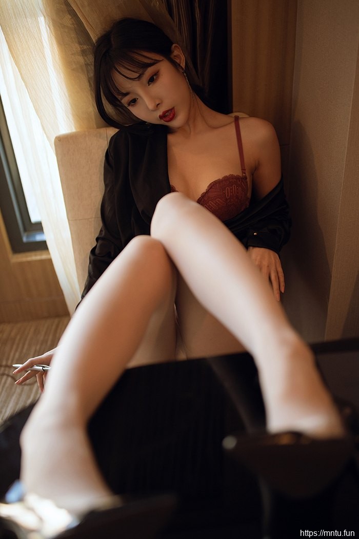 美女总裁陈小喵肉丝嫩腿降服宅男