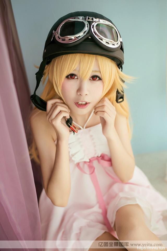 可爱妹子大玩性感吸血鬼cosplay