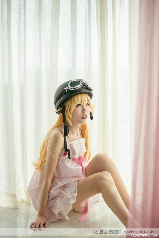 可爱妹子大玩性感吸血鬼cosplay