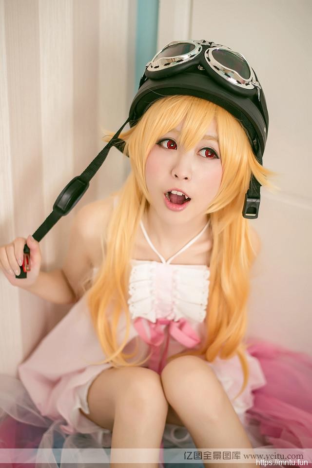 可爱妹子大玩性感吸血鬼cosplay