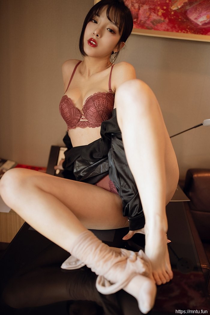 美女总裁陈小喵肉丝嫩腿降服宅男