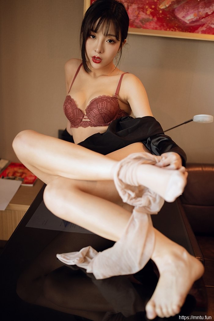 美女总裁陈小喵肉丝嫩腿降服宅男