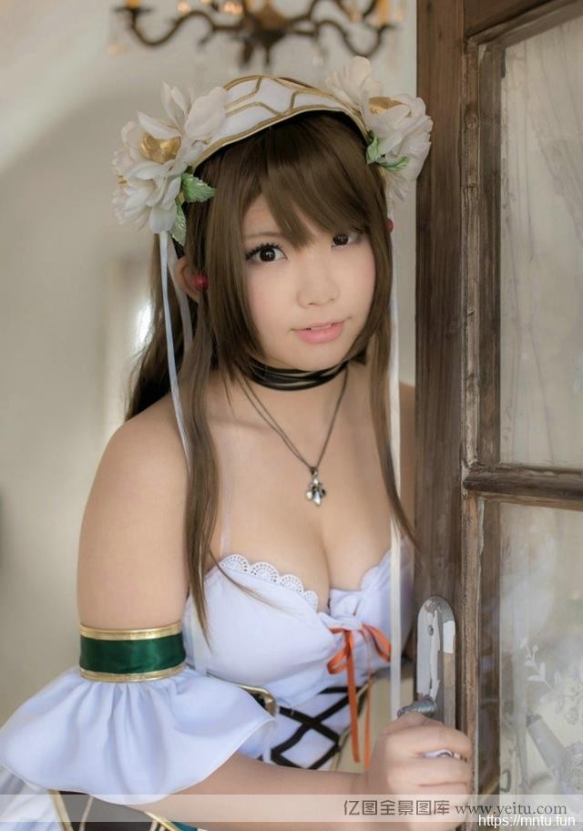 日本超萌微胖巨乳妹子cosplay