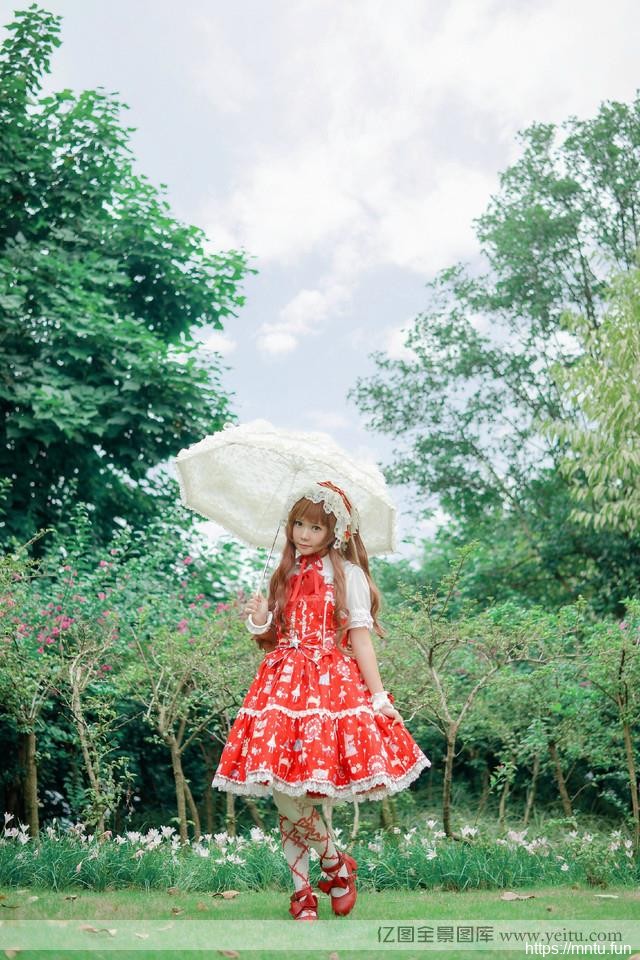 像洋娃娃小萝莉游乐场cosplay