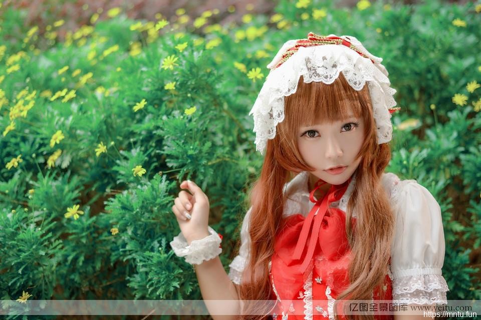 像洋娃娃小萝莉游乐场cosplay