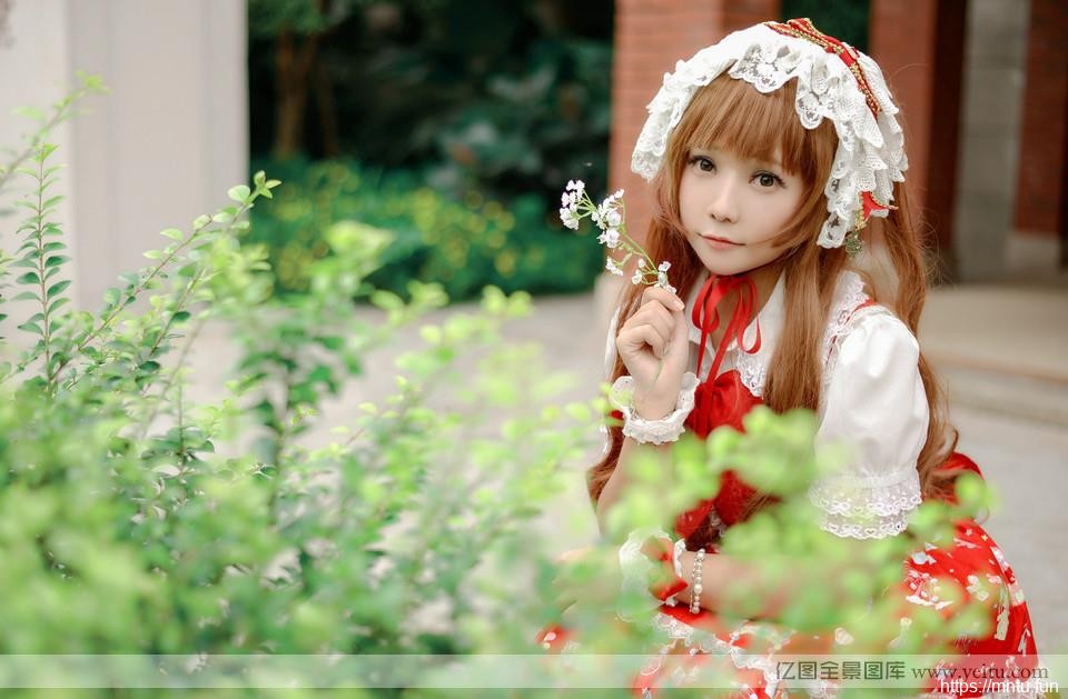像洋娃娃小萝莉游乐场cosplay