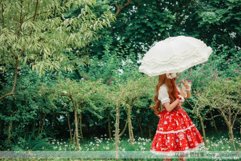 像洋娃娃小萝莉游乐场cosplay