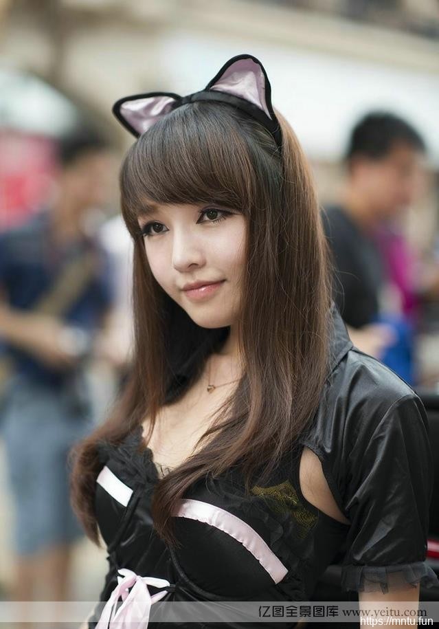 性感美女夏小薇惊艳爆乳兔女郎cosplay