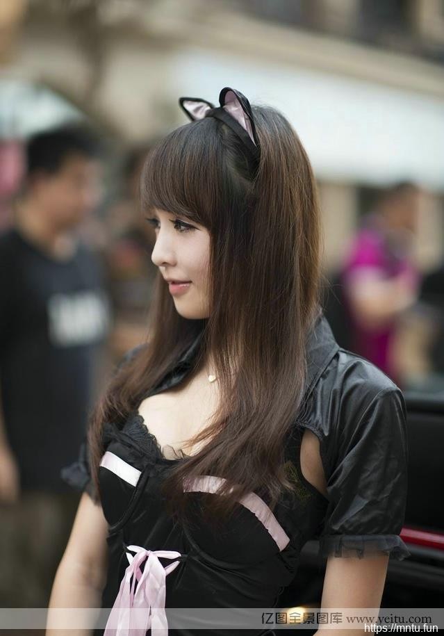 性感美女夏小薇惊艳爆乳兔女郎cosplay