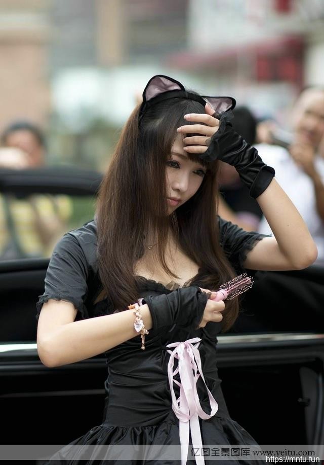 性感美女夏小薇惊艳爆乳兔女郎cosplay