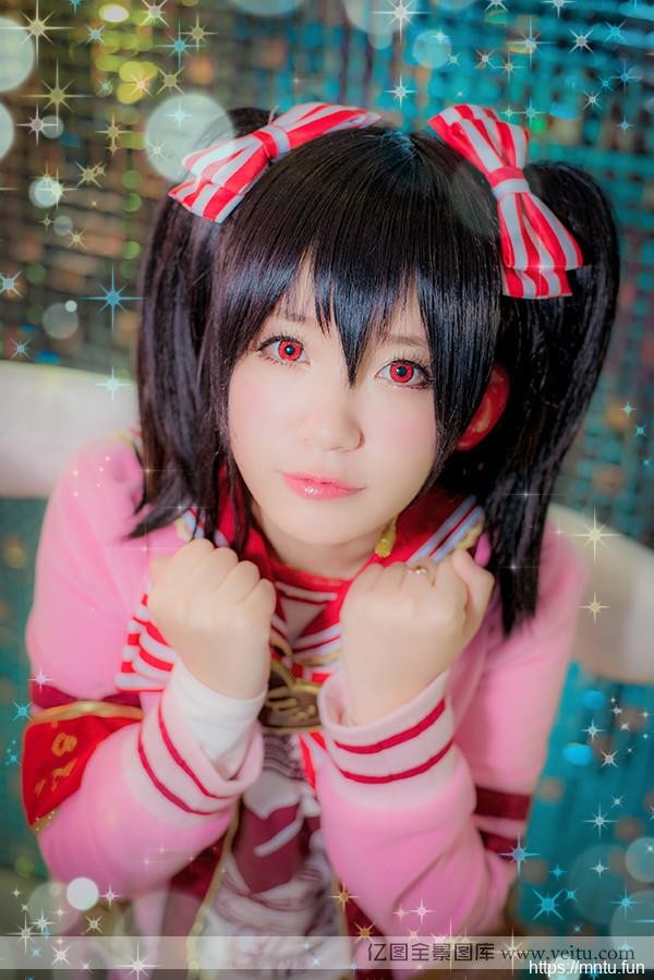 清纯姐妹花浴室COS装扮小可爱