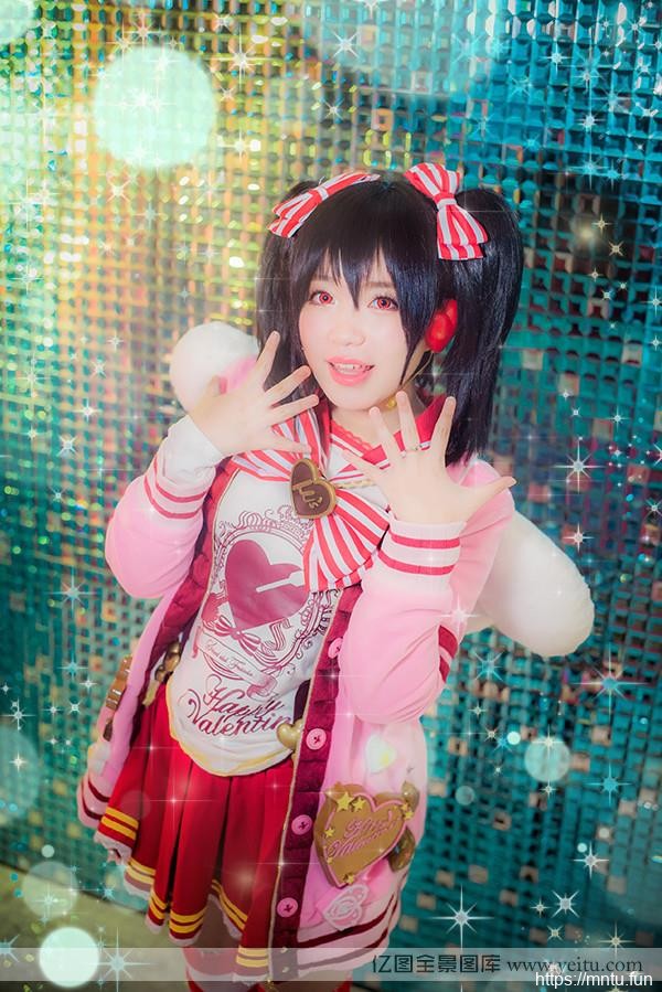 清纯姐妹花浴室COS装扮小可爱