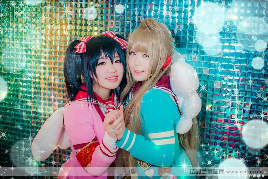 清纯姐妹花浴室COS装扮小可爱