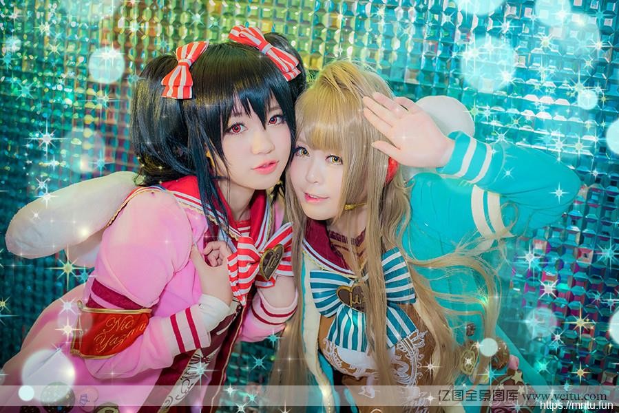 清纯姐妹花浴室COS装扮小可爱