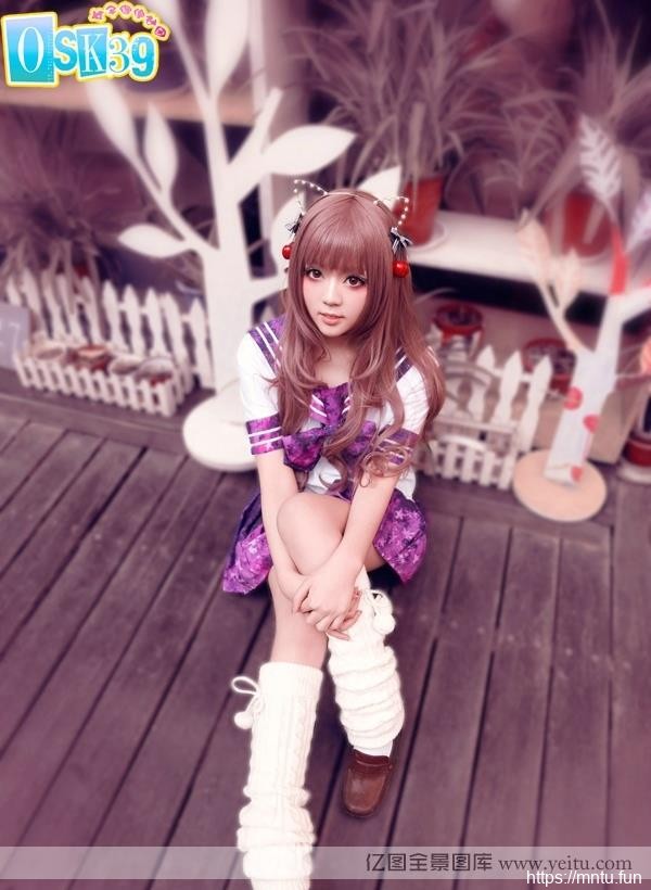 萌萌的大眼美少女cosplay写真