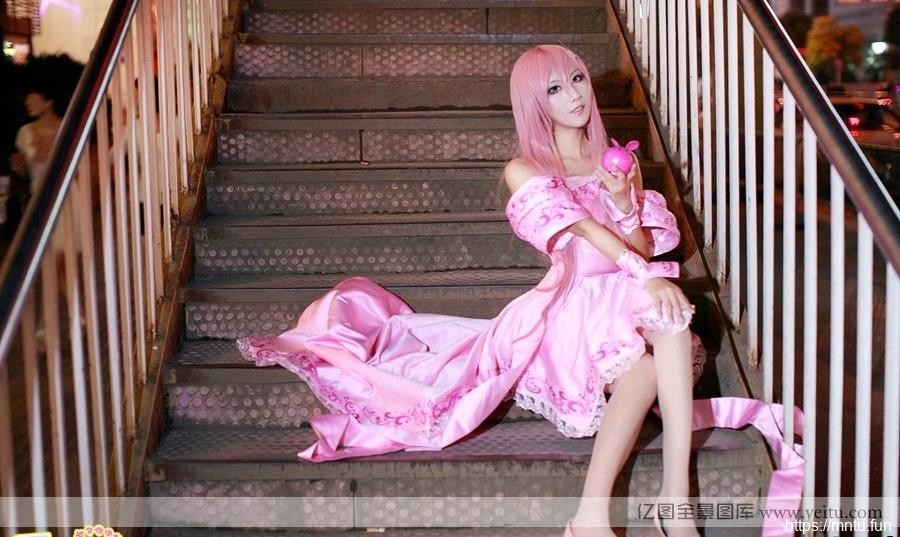 粉色系妹子迷人纯情cosplay