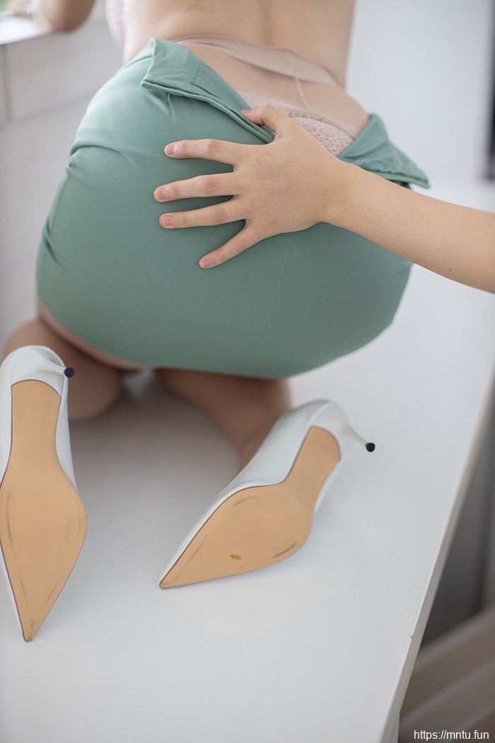 甜心御姐王雨纯肉丝制服为您接待