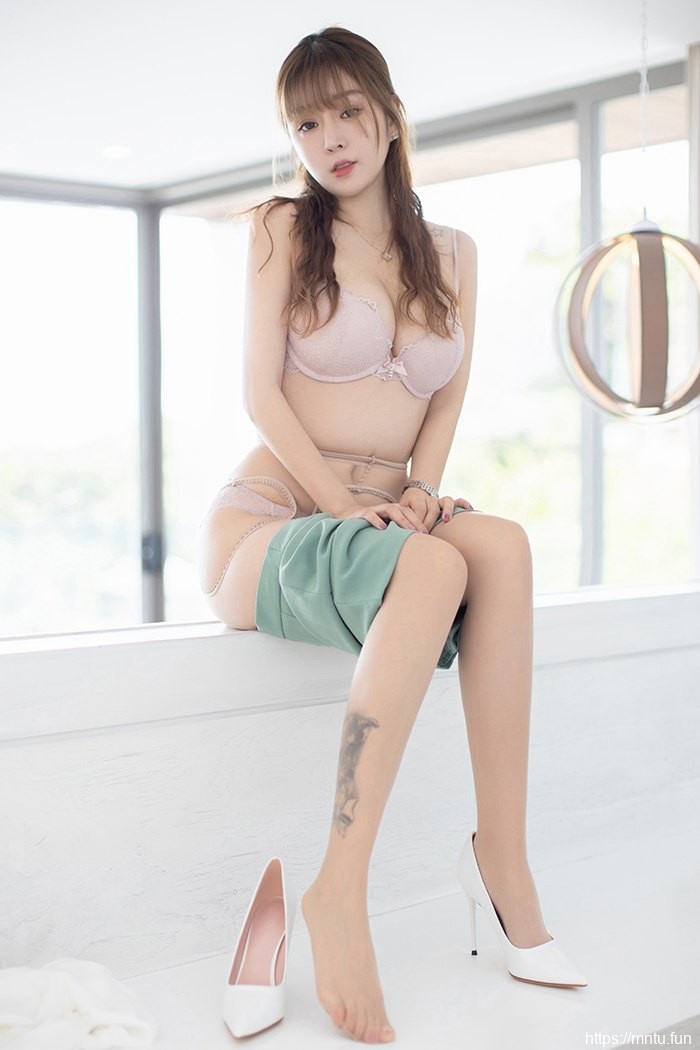 甜心御姐王雨纯肉丝制服为您接待