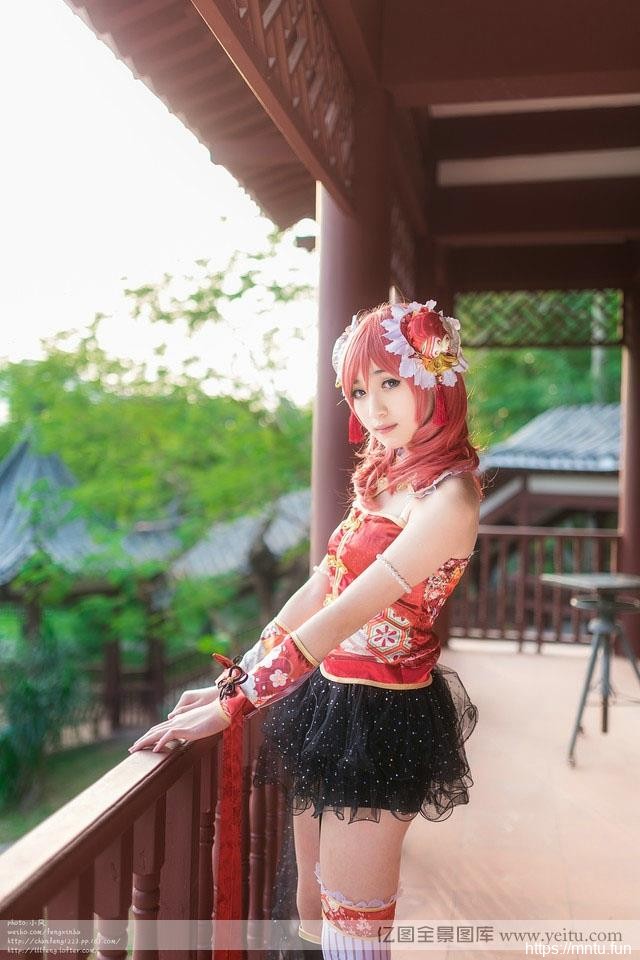 古装cosplay壁纸侠女帅气cosplay室外性感写真