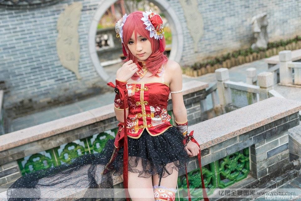 古装cosplay壁纸侠女帅气cosplay室外性感写真