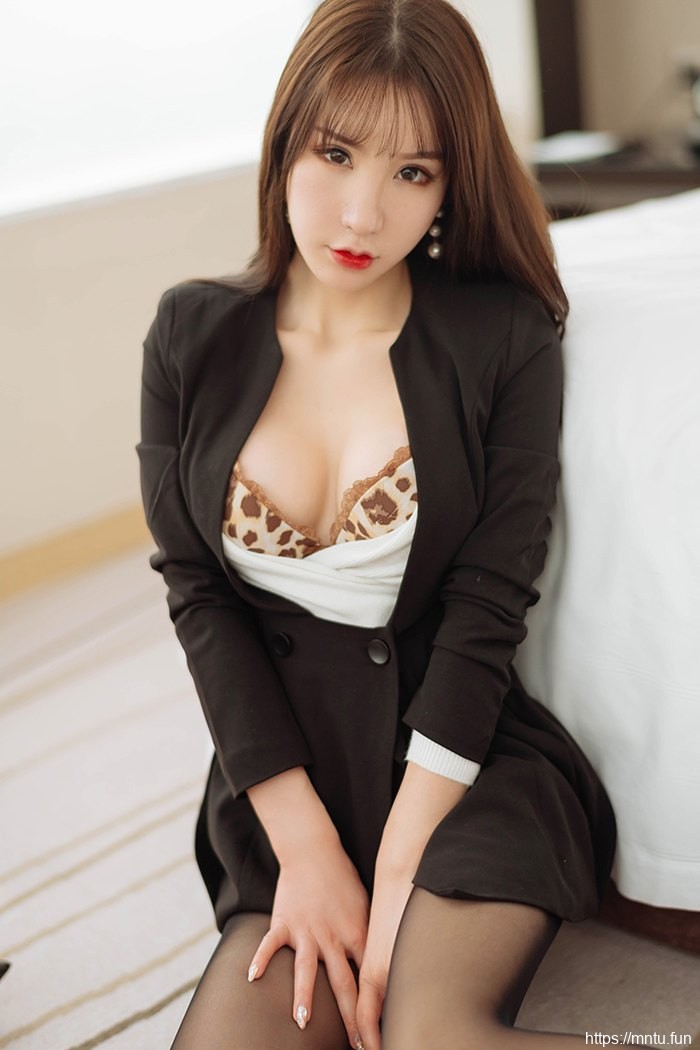 甜心女神周于希黑丝制服引诱十足