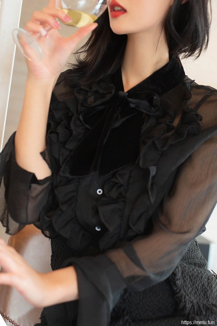 美女老板阿朱美腿酥胸调戏女秘书