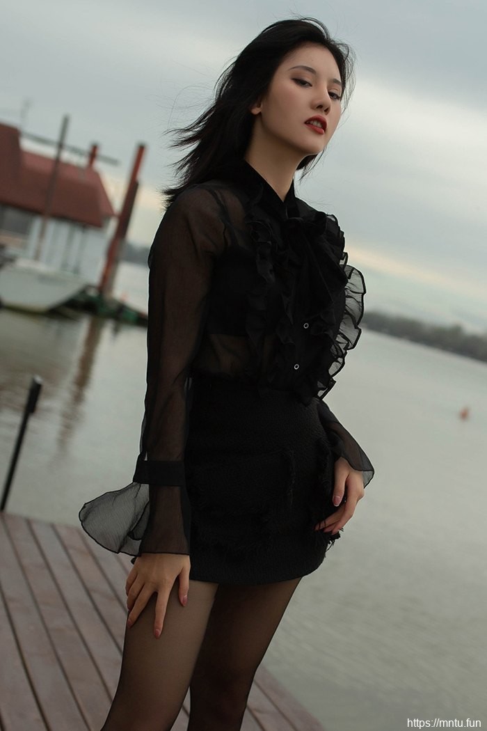 美女老板阿朱美腿酥胸调戏女秘书