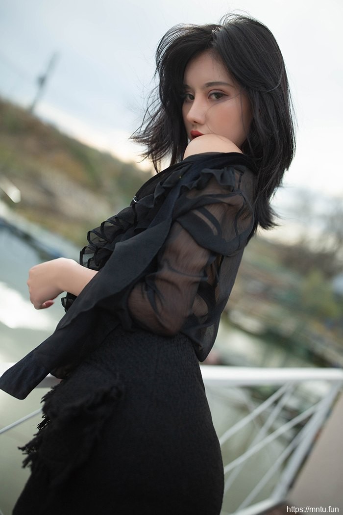 美女老板阿朱美腿酥胸调戏女秘书