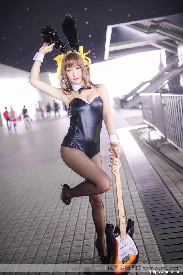 cosplay诱惑性感美女手握吉他cosplay