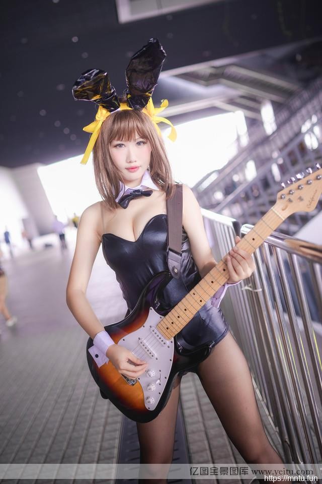 cosplay诱惑性感美女手握吉他cosplay