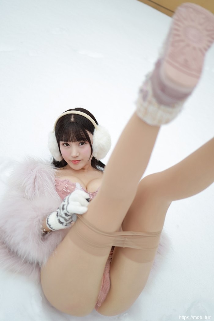 大胸嫩模朱可儿雪中秀臀吸睛诱人