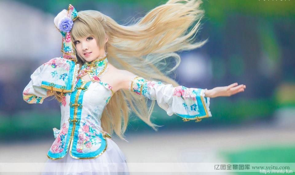 清纯萝莉室外街头cospllolita和cosplayay青春秀